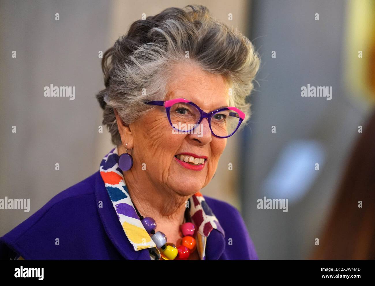 Pearl clutching hi res stock photography and images Alamy