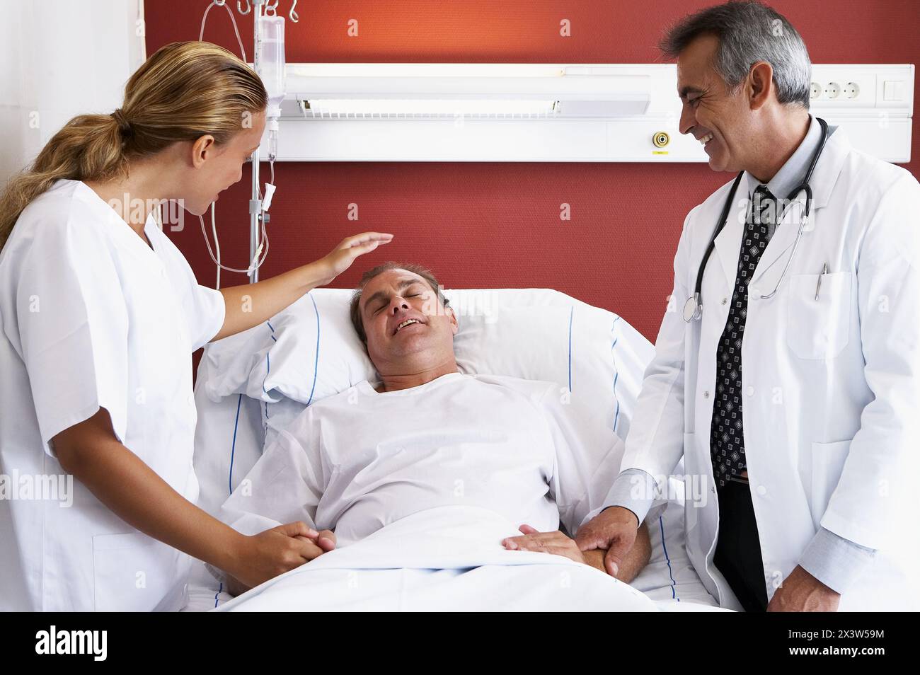 Doctor patient hospital bed hi-res stock photography and images - Alamy