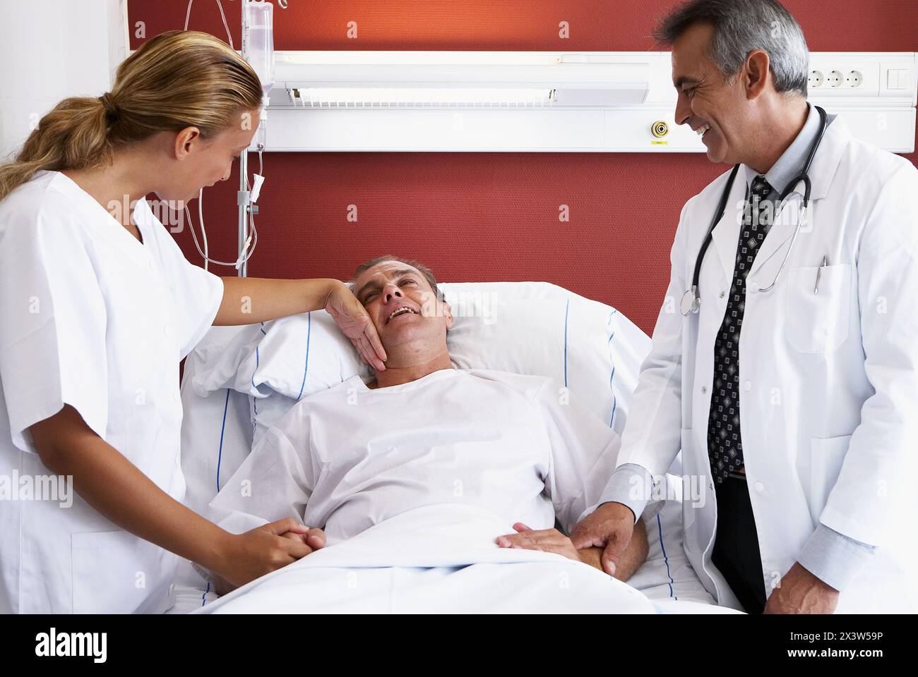 Health smiling hospital bed hi-res stock photography and images - Alamy