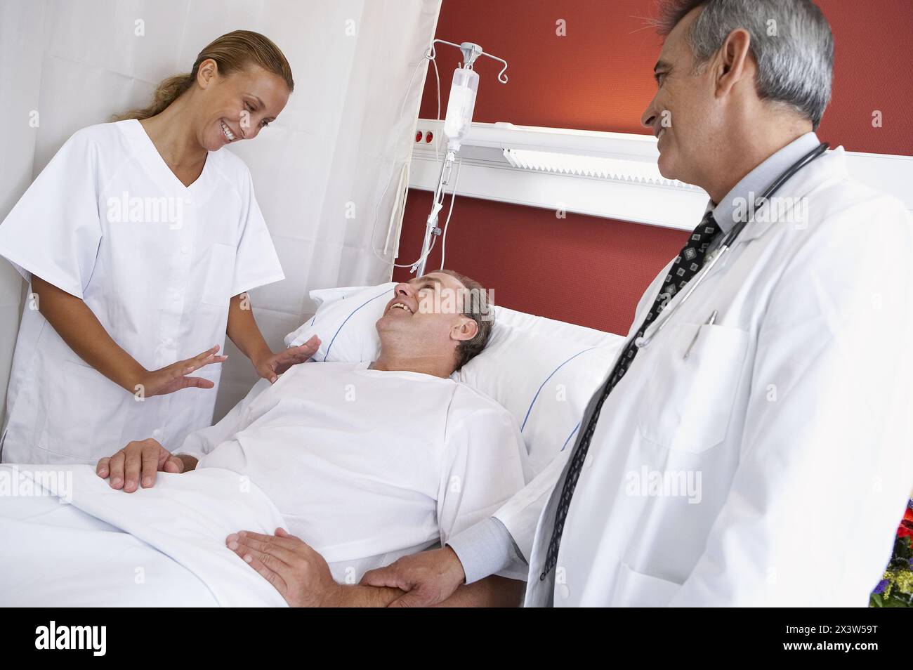 Health smiling hospital bed hi-res stock photography and images - Alamy