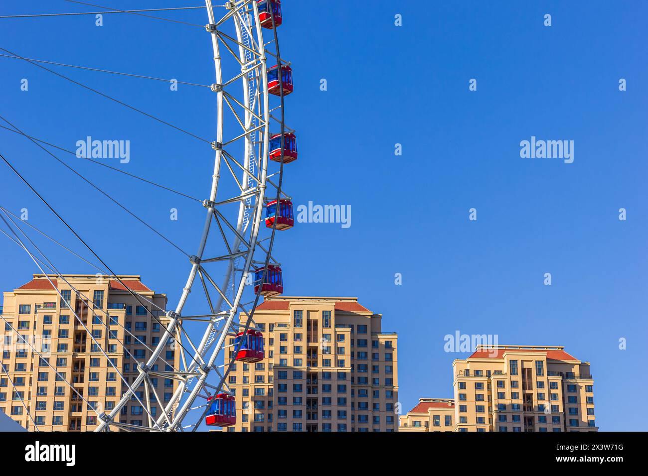 Tianjin Eye ferris wheel and apartment buildings in Tianjin, China Stock Photo