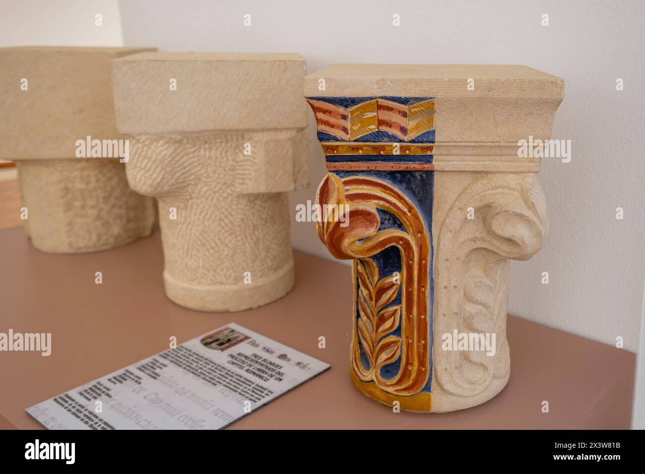 proceso de labra y pintura de un capitel romanico, Convento de San ...