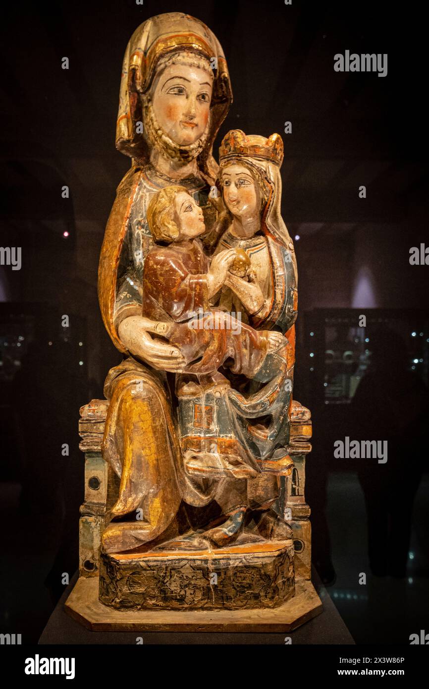 Santa Ana, la Virgen y el Niño, madera policromada, siglo XIII, museo en la cilla,  zona del siglo XIII que servía de bodega y almacén, Monasterio de Stock Photo