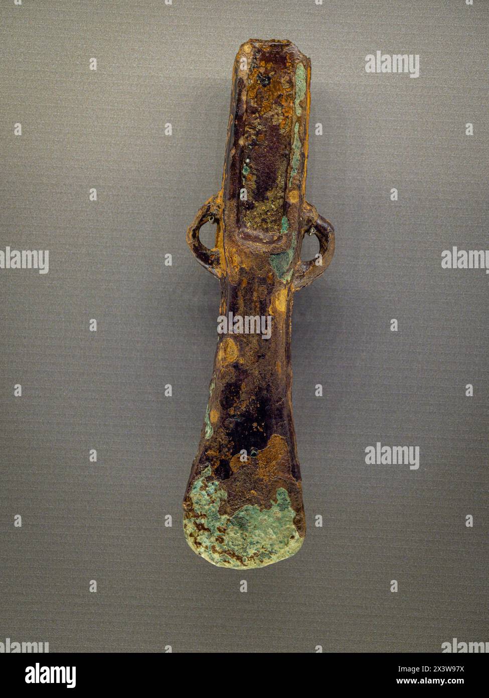 Hacha de bronce hi-res stock photography and images - Alamy