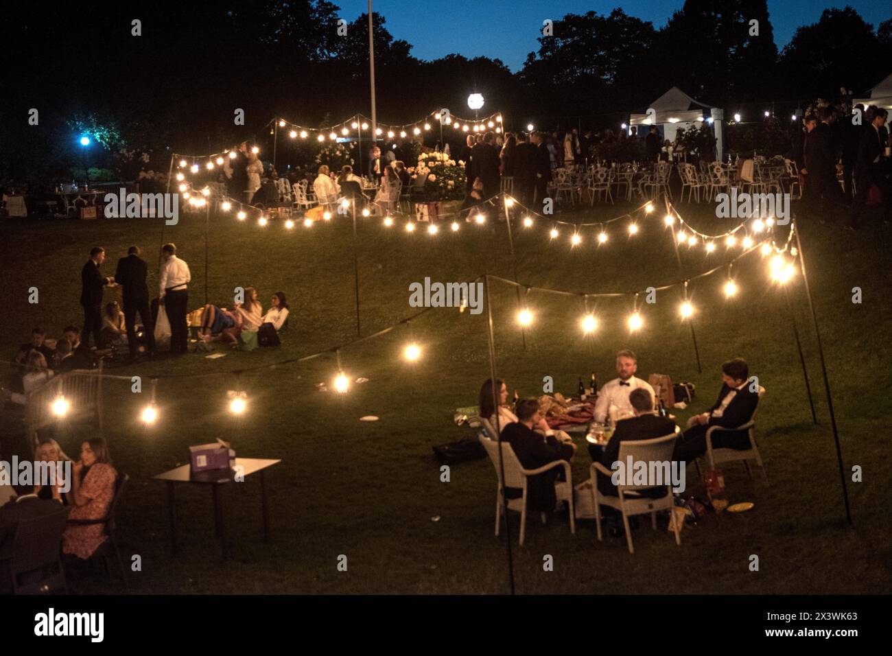 Garden party at the Hurlingham Club, an exclusive private members London club. Members and guests at the annual Fête Champête. Fulham, London, England 11th June 2022 UK 2020s HOMER SYKES Stock Photo