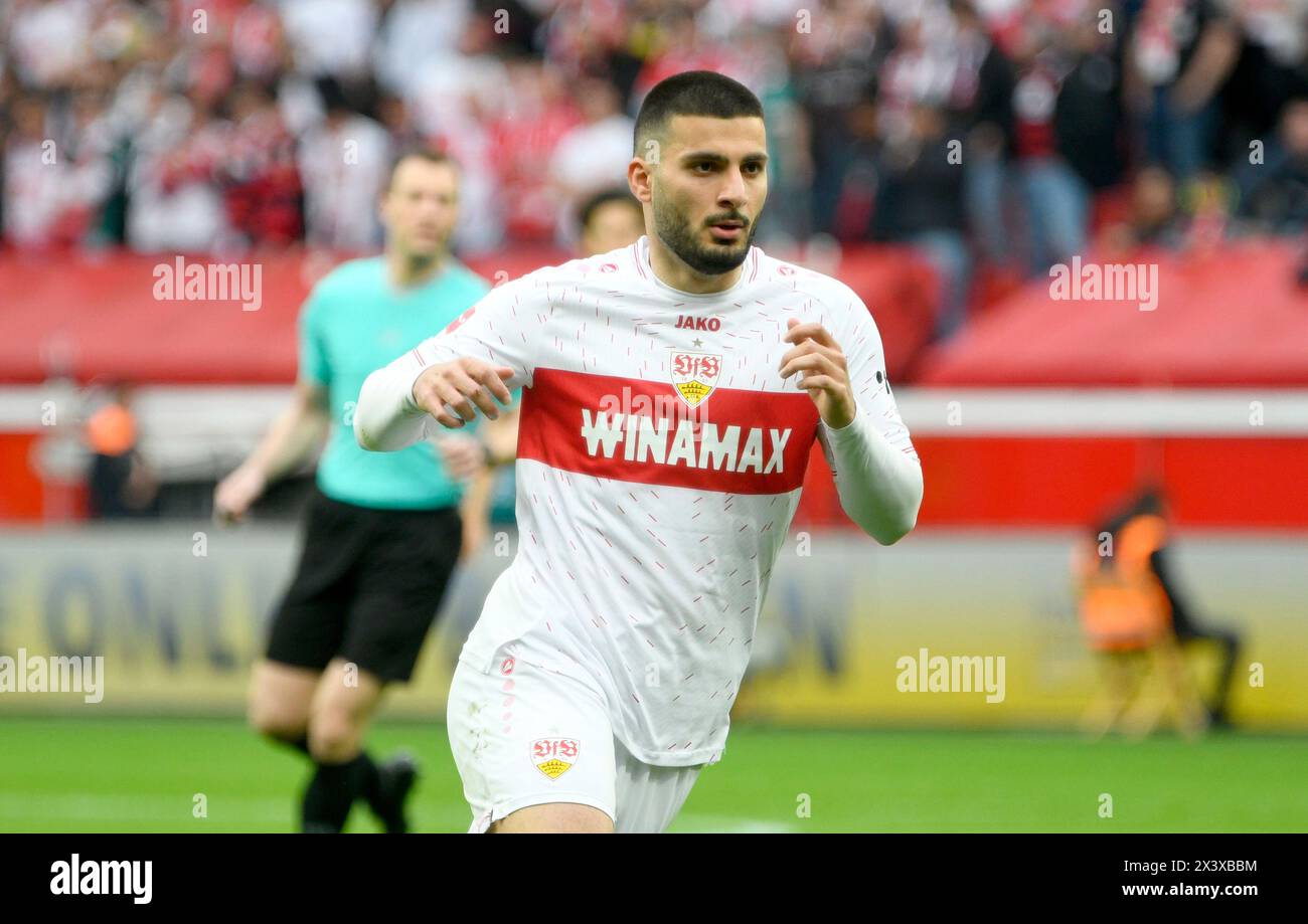 Deniz UNDAV (VFB Stuttgart) avec coupe, trophée, jubilation