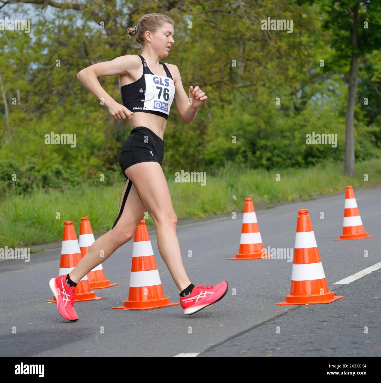 28.04.2024 Leichtathletik Deutsche Meisterschaft Straßengehen 20 km Gehen 20 Kilometer hier 76 SASKIA FEIGE SC DHfK Leipzig Siegerin Gewinnerin Deutsche Meisterin (Foto: Peter Henrich) Credit: petersportphoto/Alamy Live News Stock Photo