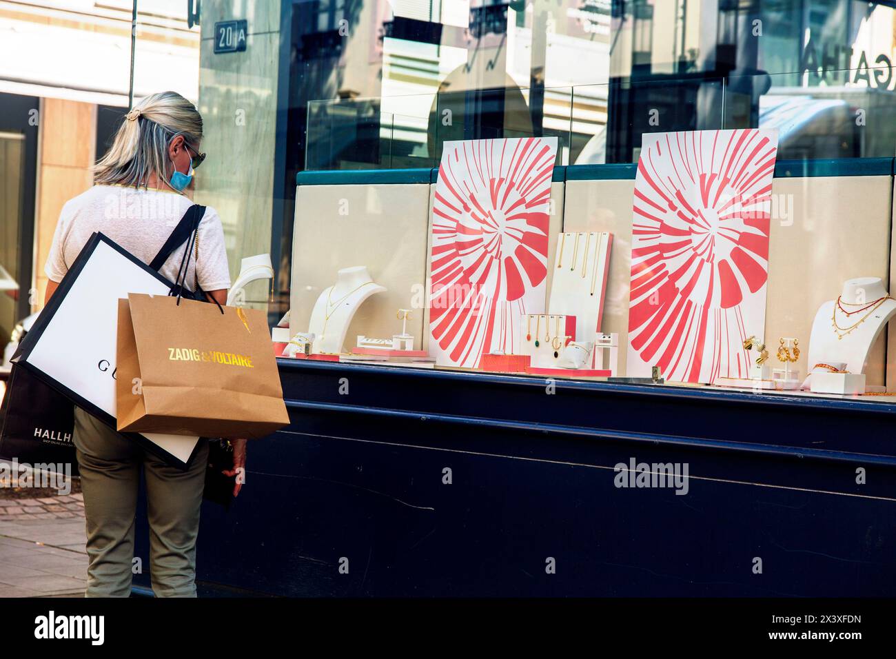 Masked people shopping hi-res stock photography and images - Alamy