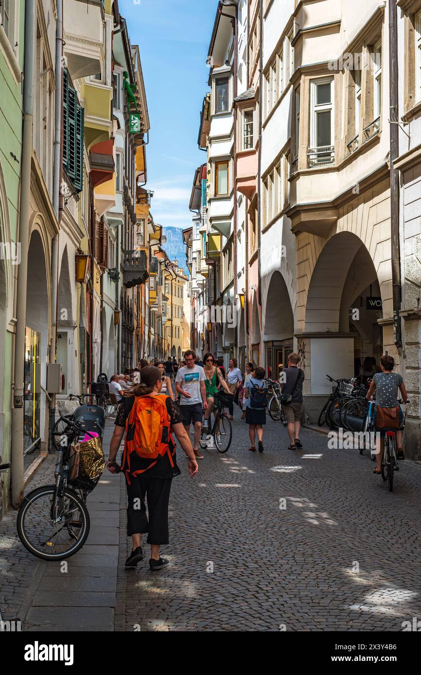 Belebte alltägliche Straßenszene in den Bozner Lauben, Laubengasse in der historischen Altstadt von Bozen, Südtirol, Italien, nur zur redaktionellen V Stock Photo