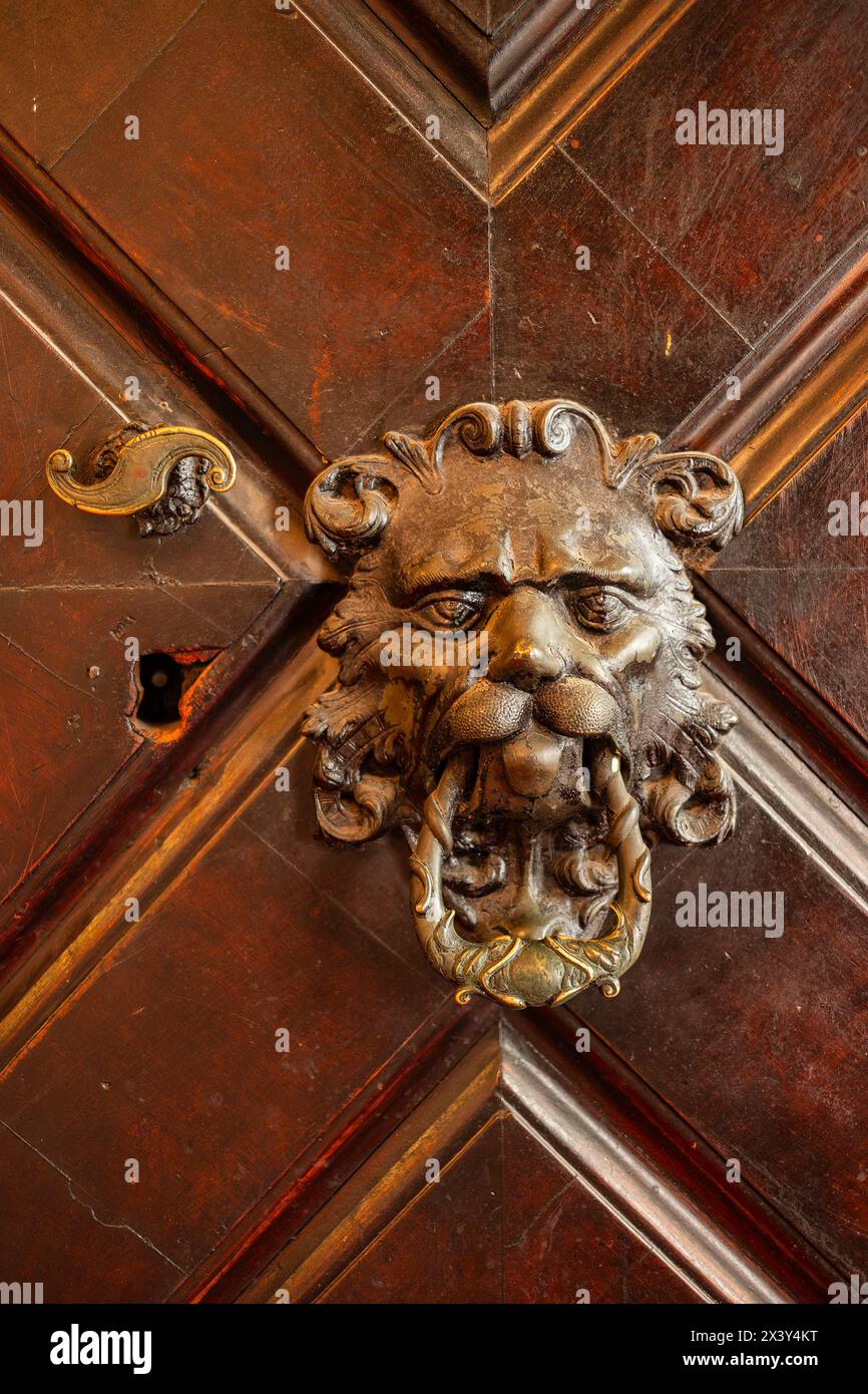 Antiker Türklopfer als Löwenkopf gestaltet, in der historischen Altstadt von Bozen, Südtirol, Italien. Antique door knocker designed as a lion's head, Stock Photo