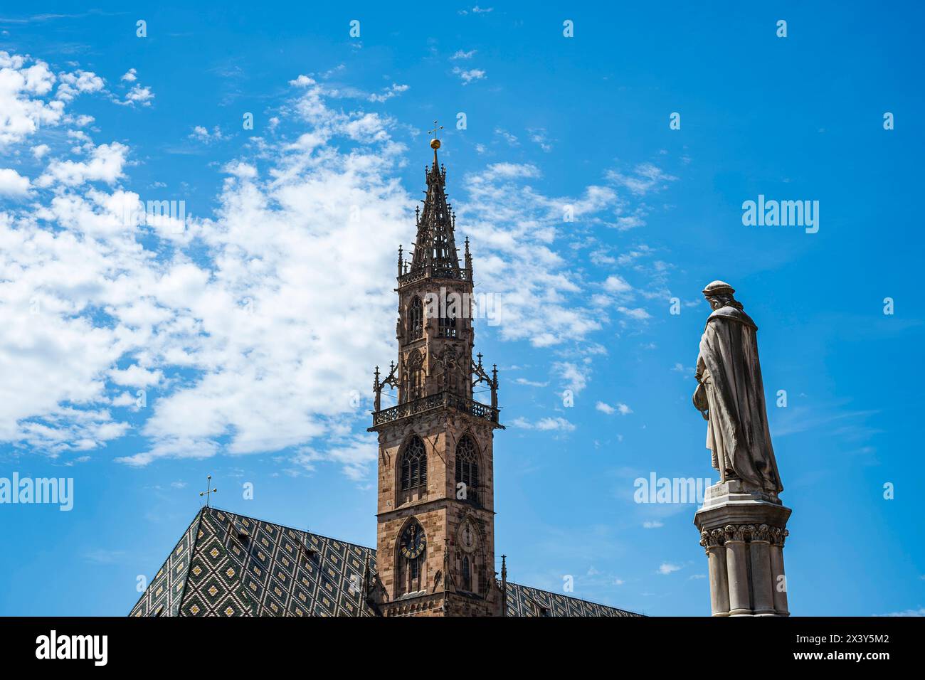 Dom Maria Himmelfahrt, Bozen, Südtirol, Italien Der Dom Maria Himmelfahrt, eine spätgotische Kathedrale und Stadtpfarrkirche, und das Denkmal für Walt Stock Photo