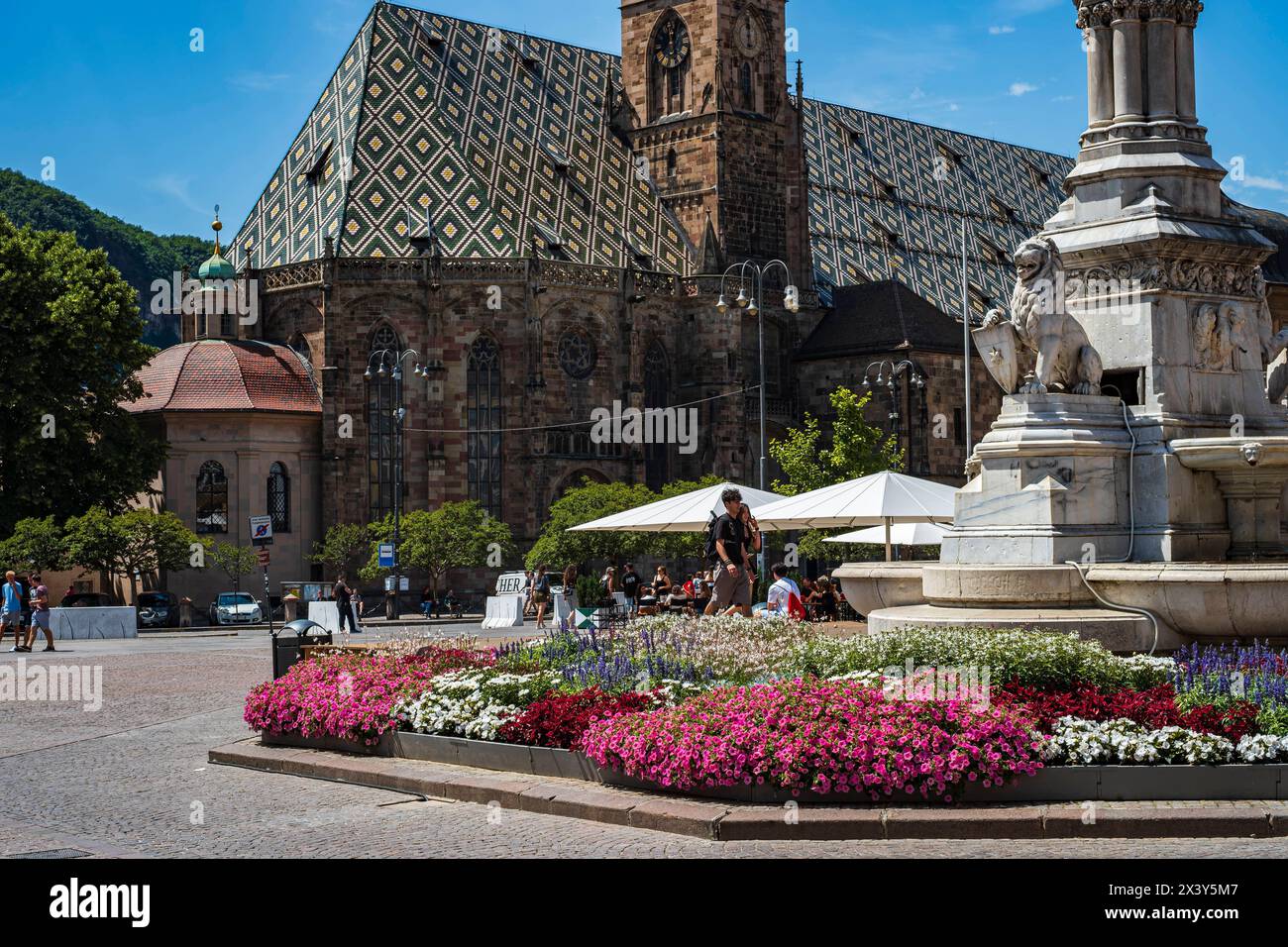 Dom Maria Himmelfahrt, Bozen, Südtirol, Italien Der Dom Maria Himmelfahrt, eine spätgotische Kathedrale und Stadtpfarrkirche, und das Denkmal für Walther von der Vogelweide von Heinrich Natter auf dem Walther-Platz in Bozen, Südtirol, Italien, nur zur redaktionellen Verwendung. The Cathedral of the Assumption of Mary, a late Gothic cathedral and parish church, and the monument to Walther von der Vogelweide by Heinrich Natter on Walther Square in Bolzano, South Tyrol, Italy, for editorial use only. Stock Photo