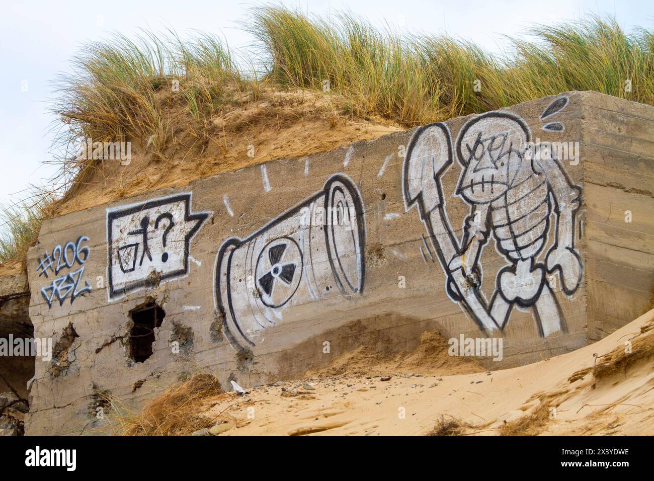 Beach trash art hi-res stock photography and images - Alamy, image size:1300x956