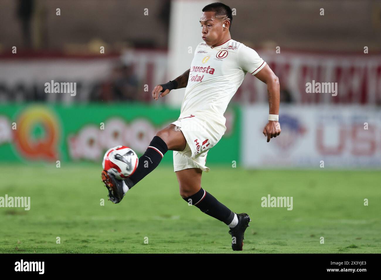 Lima, Peru. 29th Apr, 2024. Nelson Cabanillas of Universitario de Deportesduring the Torneo Apertura Liga 1 Apuesta Total 2024 match, date 13 between Universitario de Deportes and Comerciantes Unidos played at Monumental Stadium on April 29, 2024 in Lima, Peru. (Photo by Miguel Marruffo/PRESSINPHOTO) Credit: PRESSINPHOTO SPORTS AGENCY/Alamy Live News Stock Photo