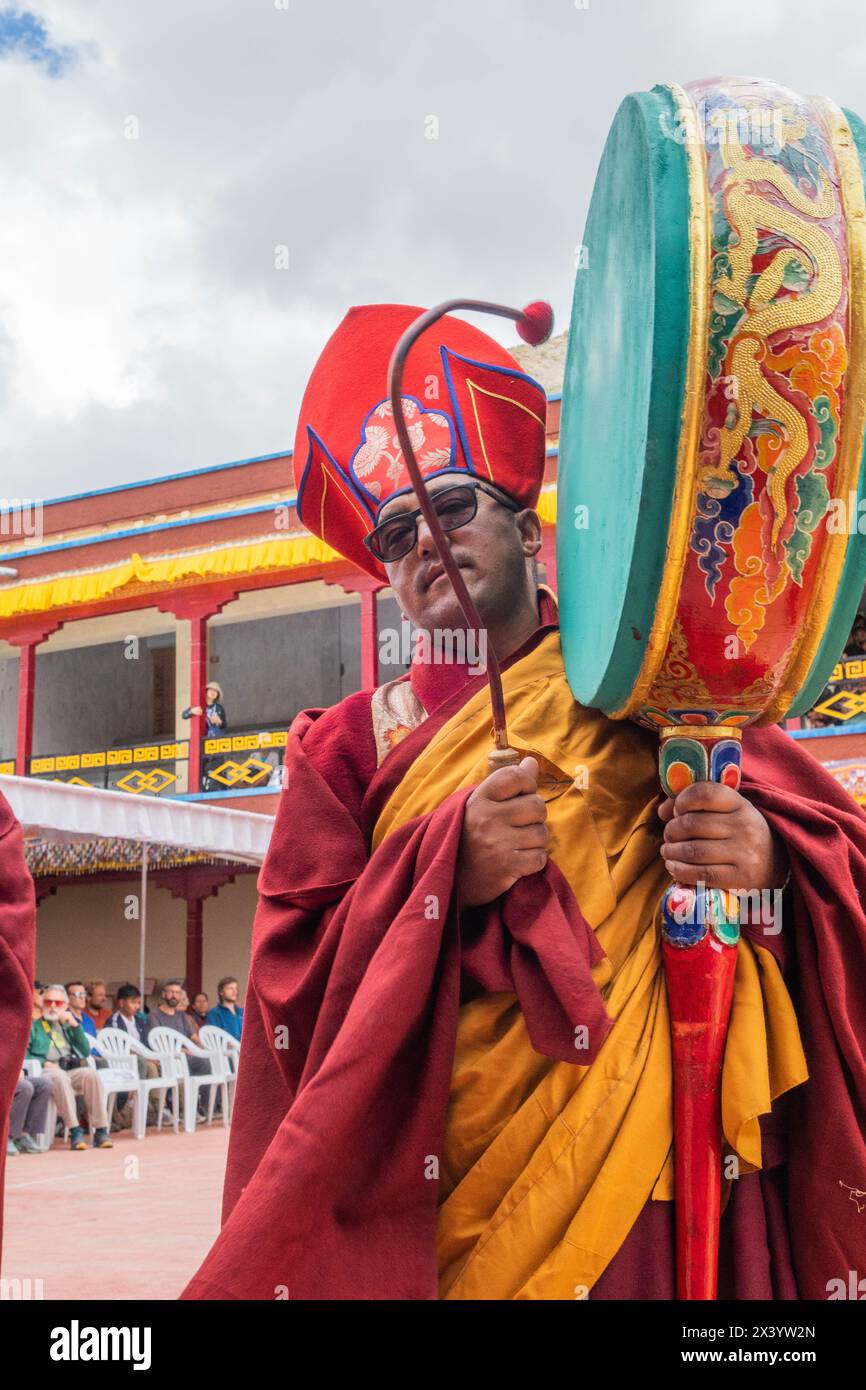 Monks and their dungchen Tibetan horns, Takthok Tsechu festival, Sakti, Ladakh, India Stock Photo