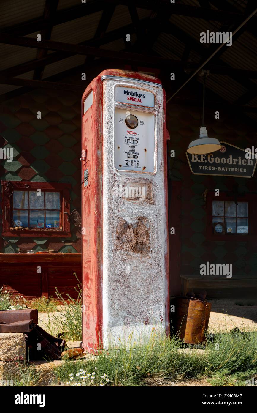 Old Mobil gas pump.  4983 Tennessee Ave, Chloride, Arizona, USA Stock Photo