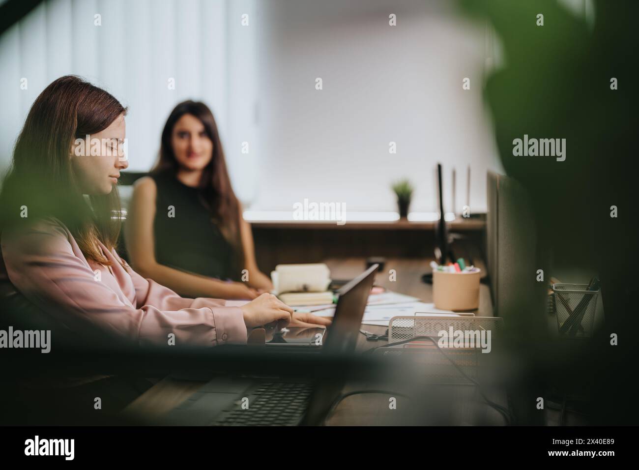 Women working in office setting hi-res stock photography and images - Alamy