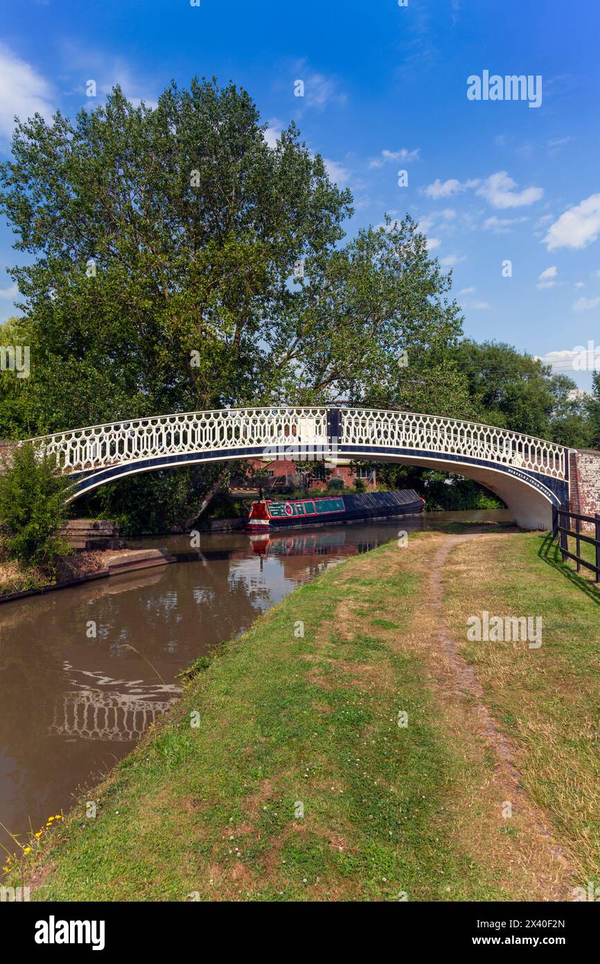 England, Northamptonshire, Braunston, Junction between Grand Union and Oxford Canals with the 'Turnover Bridge' taking Towing Path across the Canals Stock Photo