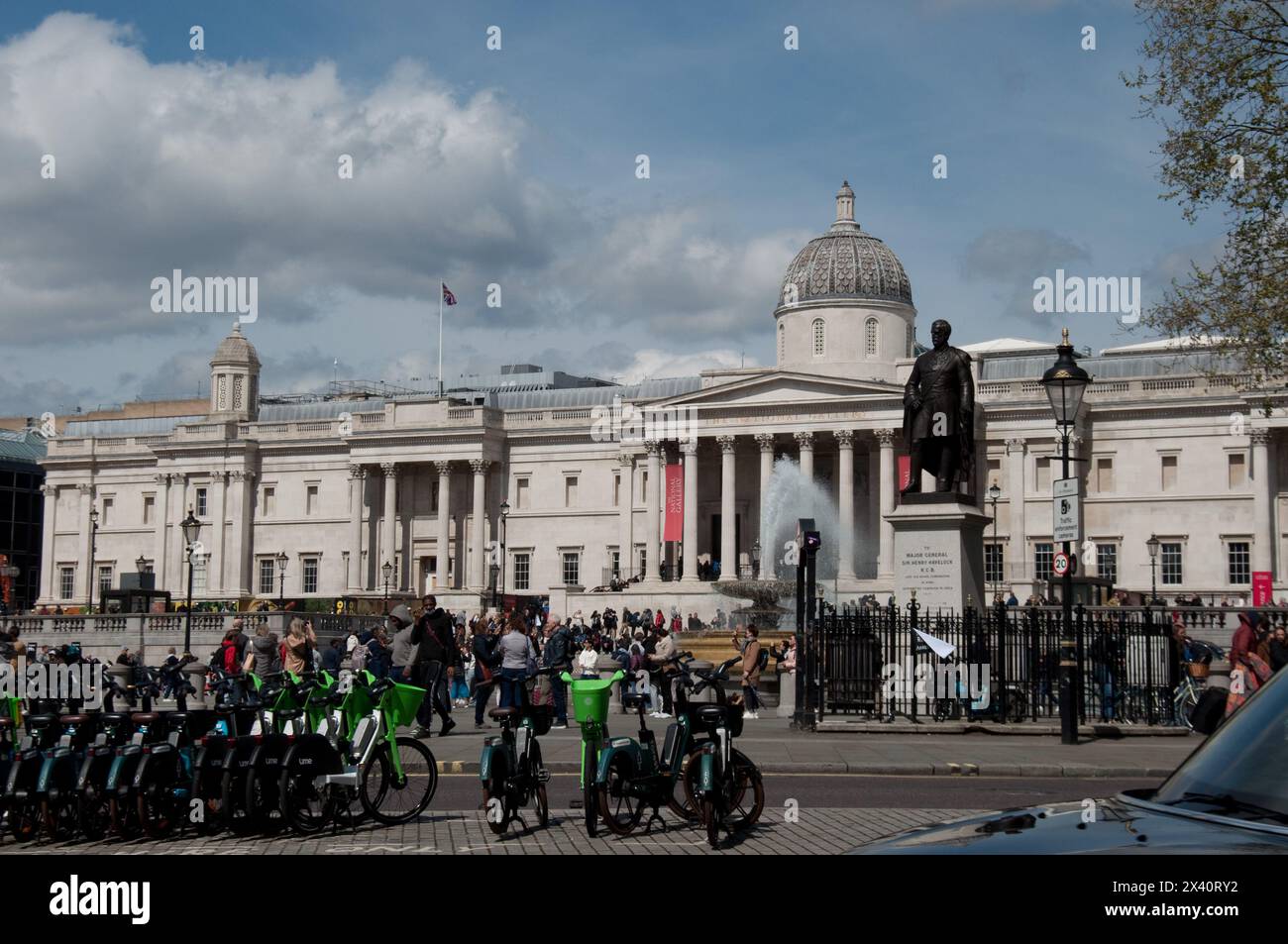 Trafalgar Square, National Gallery, Bicycles and tourists; City of Westminster; London, UK Stock Photo