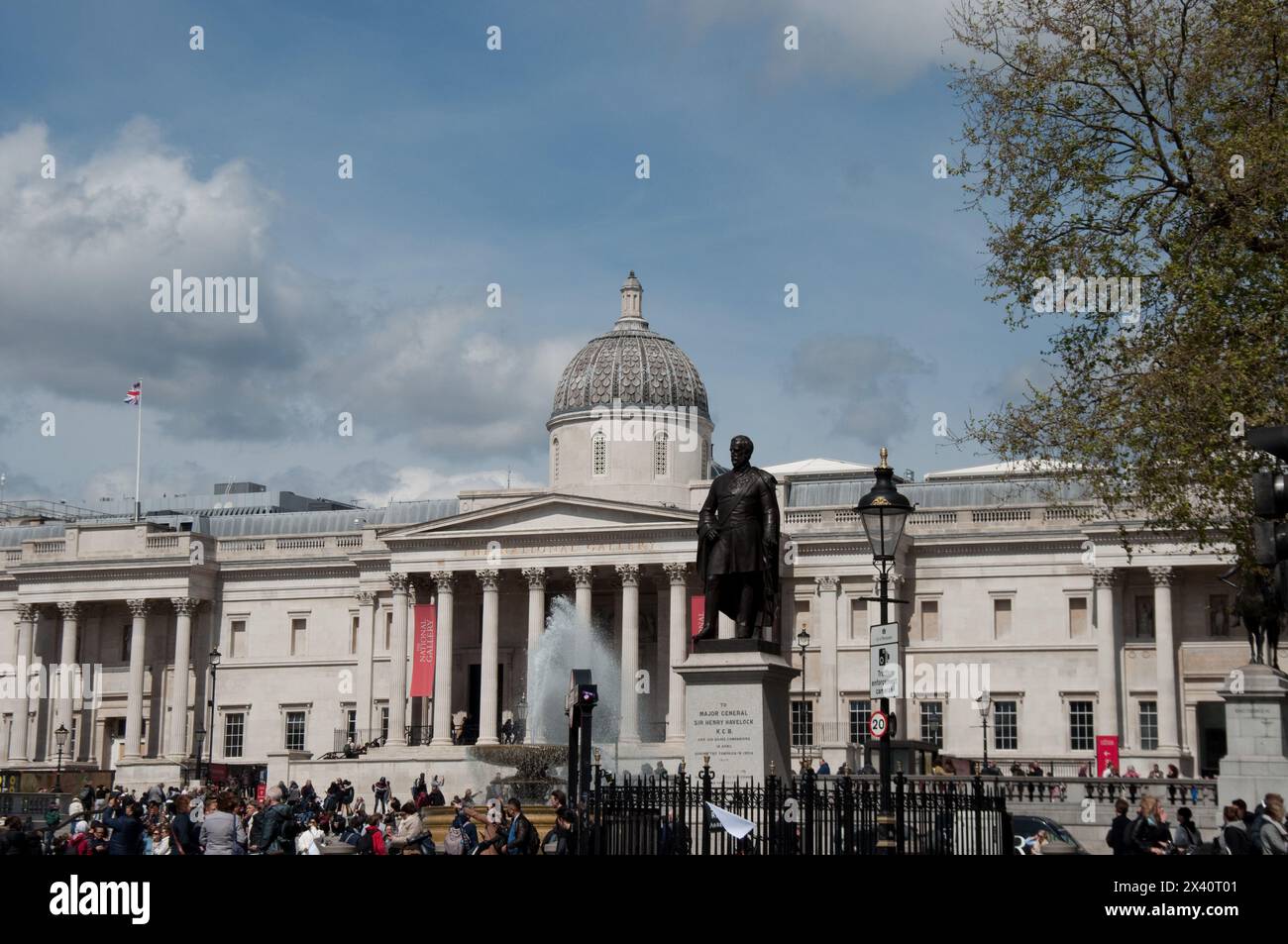Trafalgar Square, National Gallery, Bicycles and tourists; City of Westminster; London, UK Stock Photo