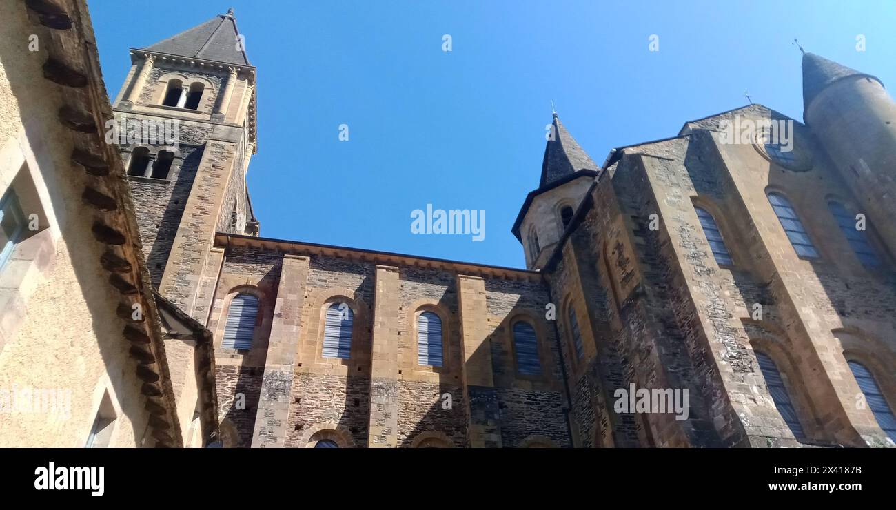 © B. ROMANKIEWICZ/MAXPPP - 04/2024 AVEYRON - CONQUES, SUR LE CHEMIN DU PELERINAGE DE SAINT JACQUES DE COMPOSTELLE ABBATIALE SAINTE FOY VITRAUX DE L'ARTISTE PIERRE SOULAGES Conques, south wetsern France, april 2024 The Abbey Church of Sainte-Foy in Conques, France, was a popular stop for pilgrims traveling the Way of St. James to Santiago de Compostela Credit: MAXPPP/Alamy Live News Stock Photo
