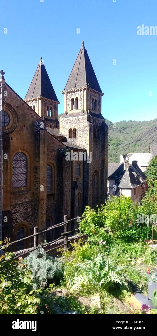 © B. ROMANKIEWICZ/MAXPPP - 04/2024 AVEYRON - CONQUES, SUR LE CHEMIN DU PELERINAGE DE SAINT JACQUES DE COMPOSTELLE ABBATIALE SAINTE FOY VITRAUX DE L'ARTISTE PIERRE SOULAGES Conques, south wetsern France, april 2024 The Abbey Church of Sainte-Foy in Conques, France, was a popular stop for pilgrims traveling the Way of St. James to Santiago de Compostela Credit: MAXPPP/Alamy Live News Stock Photo