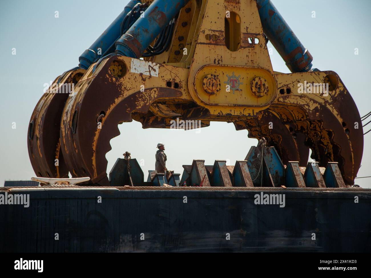 Dundalk, United States Of America. 28th Apr, 2024. Dundalk, United States of America. 28 April, 2024. Salvage crews prepare the HSWC500-1000 heavy duty hydraulic salvage grab claw attached to the massive Chesapeake 1000 heavy lift sheerleg crane ship as work continues to clear the wreckage of the collapsed Francis Scott Key Bridge, April 28, 2024, near Dundalk, Maryland. The bridge was struck by the 984-foot container ship MV Dali on March 26th and collapsed killing six workers. Credit: Dylan Burnell/U.S Army Corps of Engineers/Alamy Live News Stock Photo