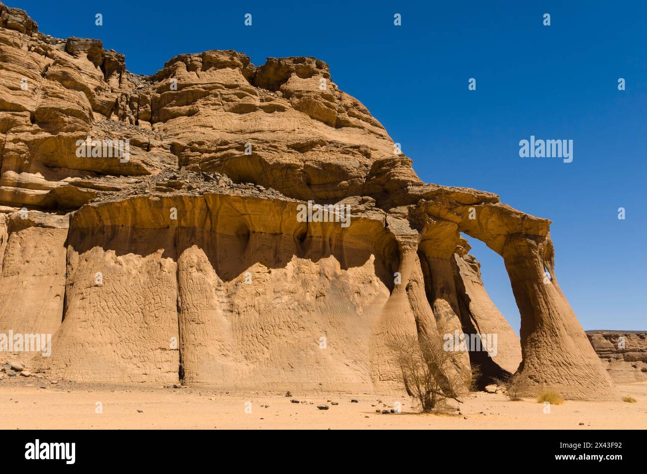 Tin Ghalega rock formation, Red Rhino Arch. Wadi Teshuinat, Akakus, Fezzan, Libya Stock Photo