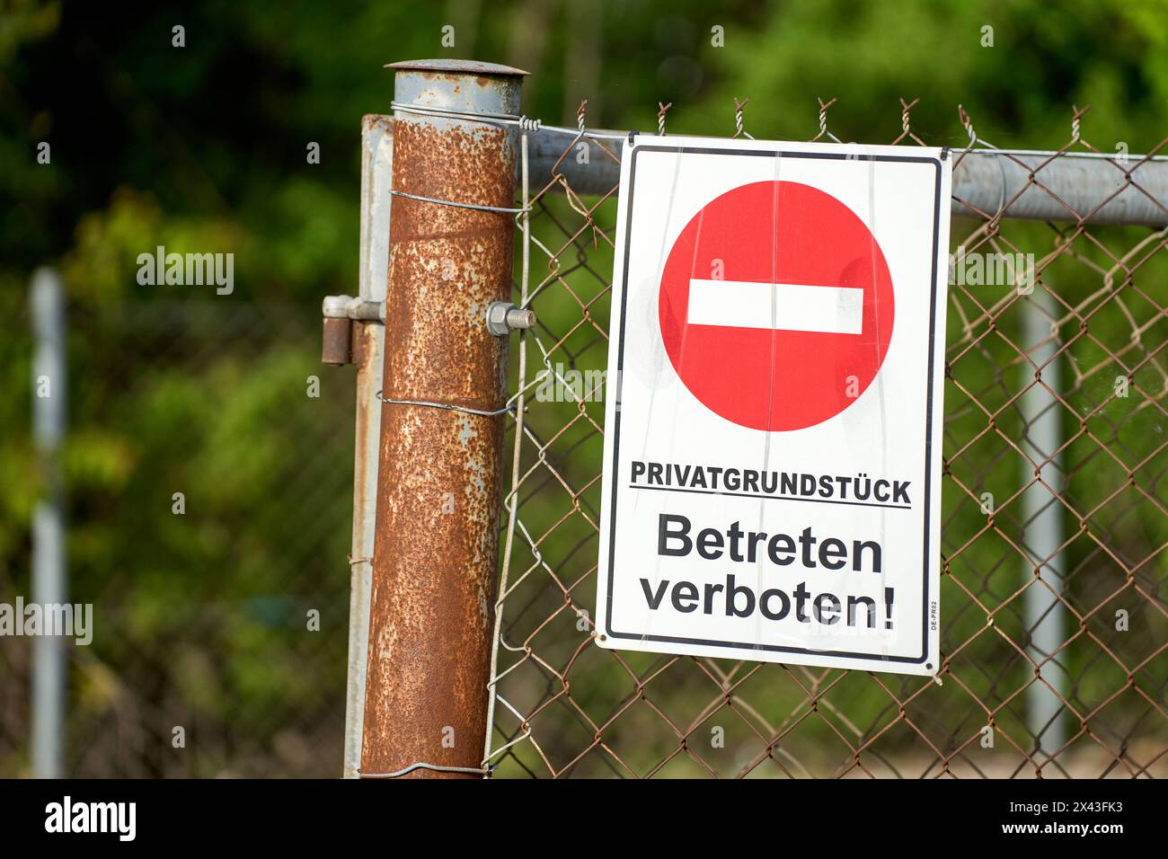 Langweid, Bavaria, Germany - April 29, 2024: Private property, no trespassing, sign on a fence *** Privatgrundstück, Betreten verboten, Schild an einem Zaun Stock Photo