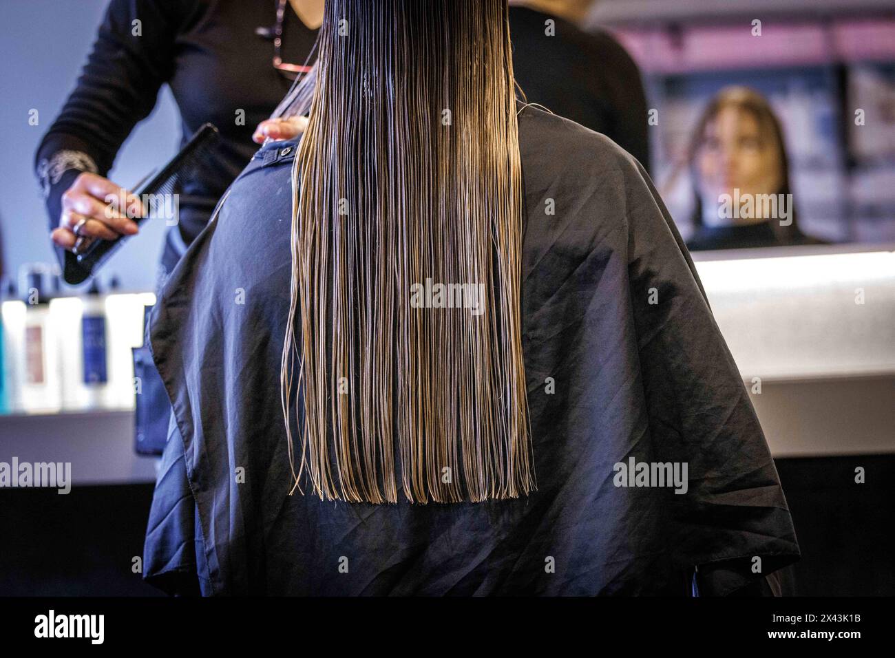 Detailaufnahme beim Haareschneiden, aufgenommen im Friseursalon Coiffeur Sivan in Berlin, 22.04.2024. Berlin Deutschland *** Close-up of a haircut, ta Stock Photo