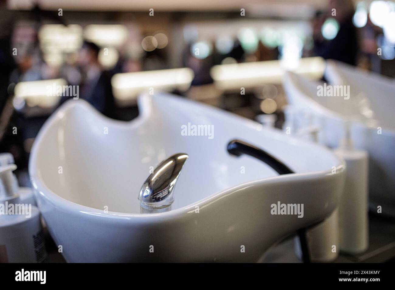 Waschbecken eines Friseurs, aufgenommen im Friseursalon Coiffeur Sivan in Berlin, 22.04.2024. Berlin Deutschland *** Hairdressers washbasin, taken in Stock Photo