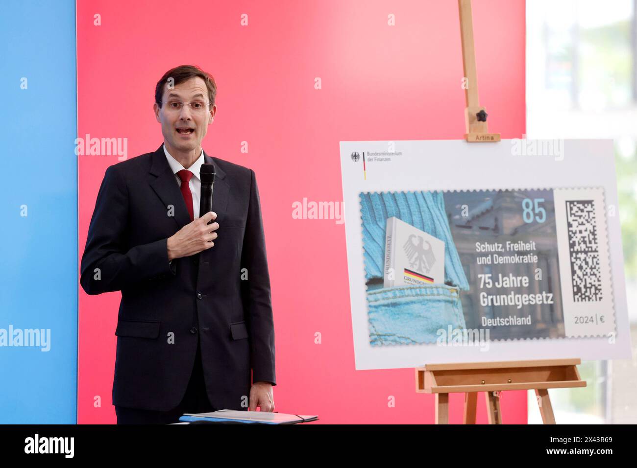 Manager Tobias Meyer, Vorstandsvorsitzender der Deutsche Post DHL, beim Bürgerdialog anlässlich 75 Jahre Grundgesetz im Post-Tower der Deutschen Post AG. Bonn, 29.04.2024 NRW Deutschland *** Manager Tobias Meyer, CEO of Deutsche Post DHL, at the Citizens Dialogue on the occasion of 75 years of the Basic Law in the Post Tower of Deutsche Post AG Bonn, 29 04 2024 NRW Germany Copyright: xChristophxHardtx Stock Photo