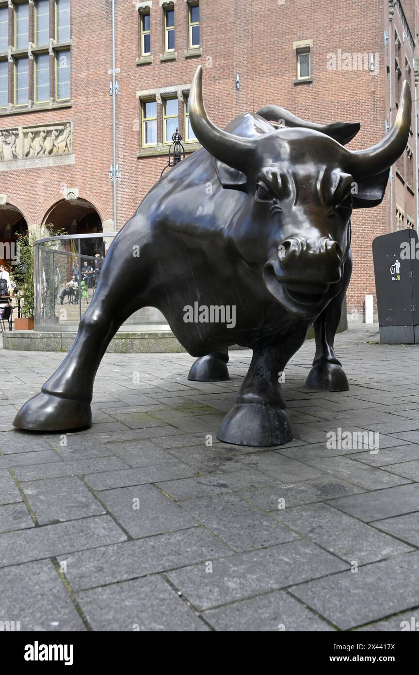 AMSTERDAM - The Amsterdam stock exchange Euronext. With the Taurus, the Bull in front of the entranceANP - Hollandse Hoogte - Dijkstra bv netherlands out - belgium out Stock Photo