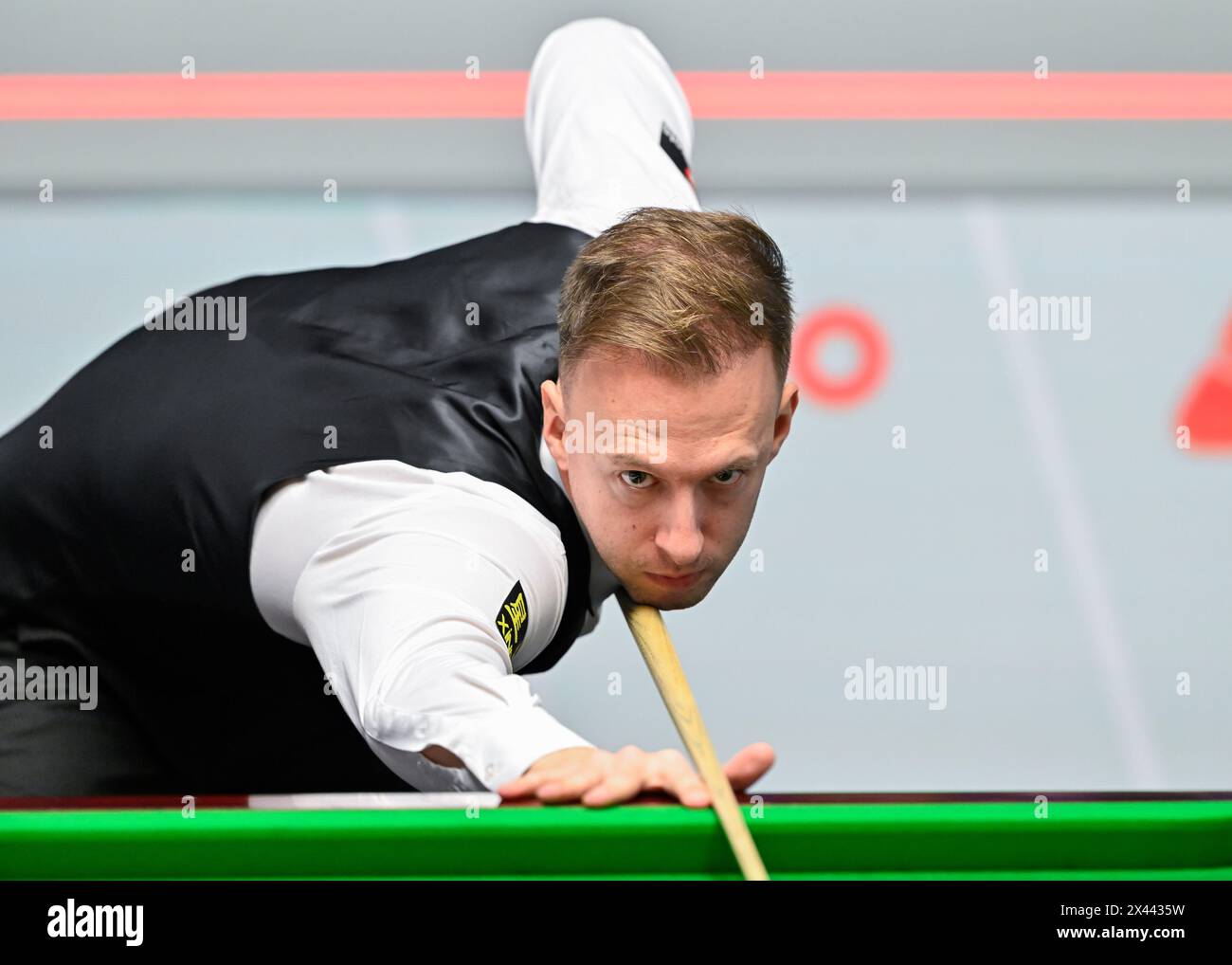 Judd Trump takes a shot, during the Cazoo World Championships 2024 at Crucible Theatre, Sheffield, United Kingdom, 30th April 2024  (Photo by Cody Froggatt/News Images) Stock Photo