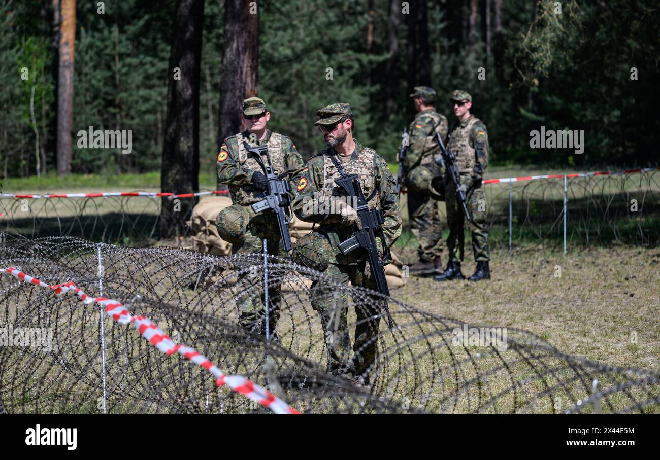 30 April 2024, Saxony, Weißkeißel: Bundeswehr soldiers with the G36 ...