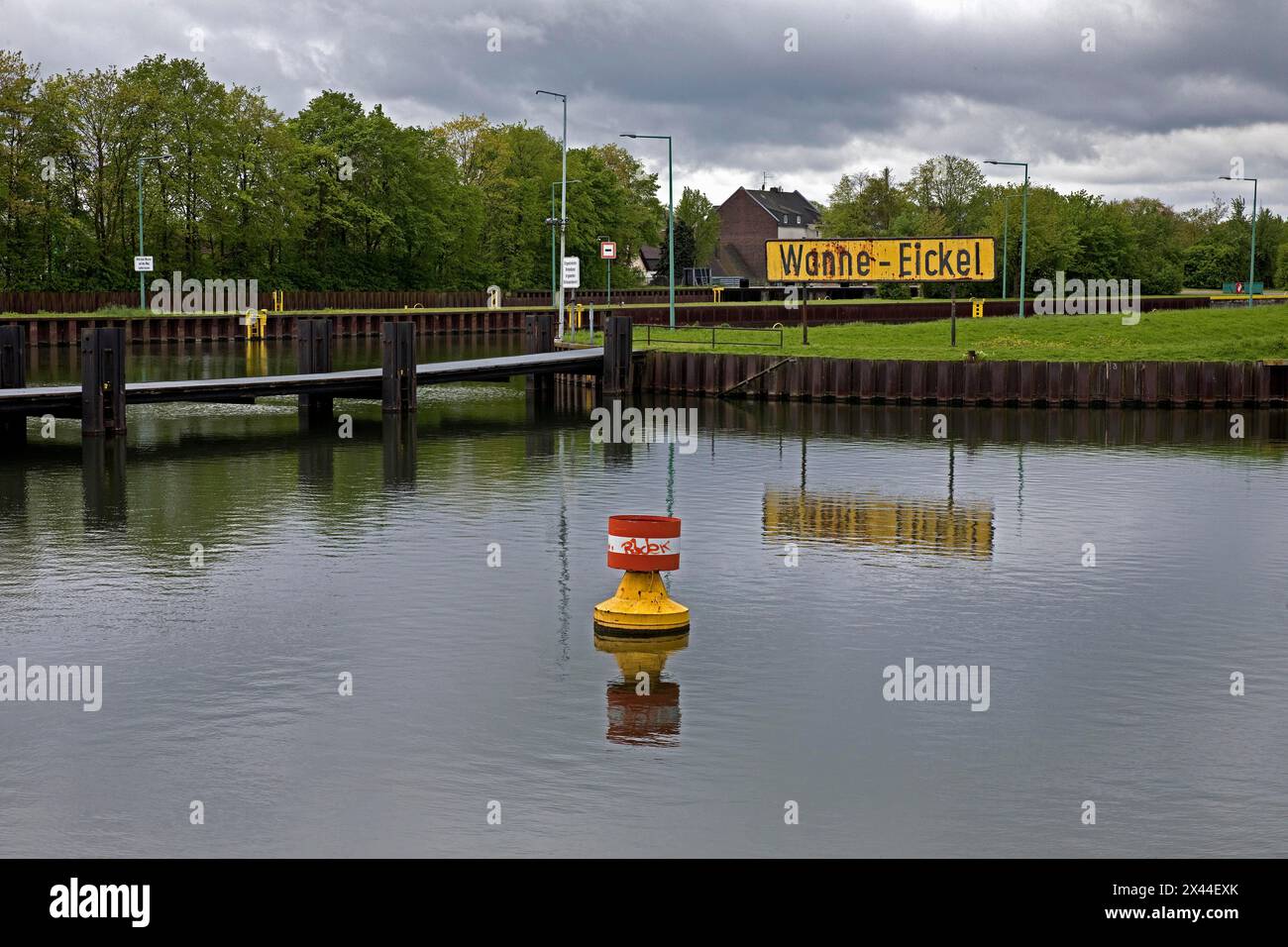 Headwater of the Wanne-Eickel lock system, New South Lock, Rhine-Herne Canal, Herne, North Rhine-Westphalia, Ruhr area, Germany Stock Photo