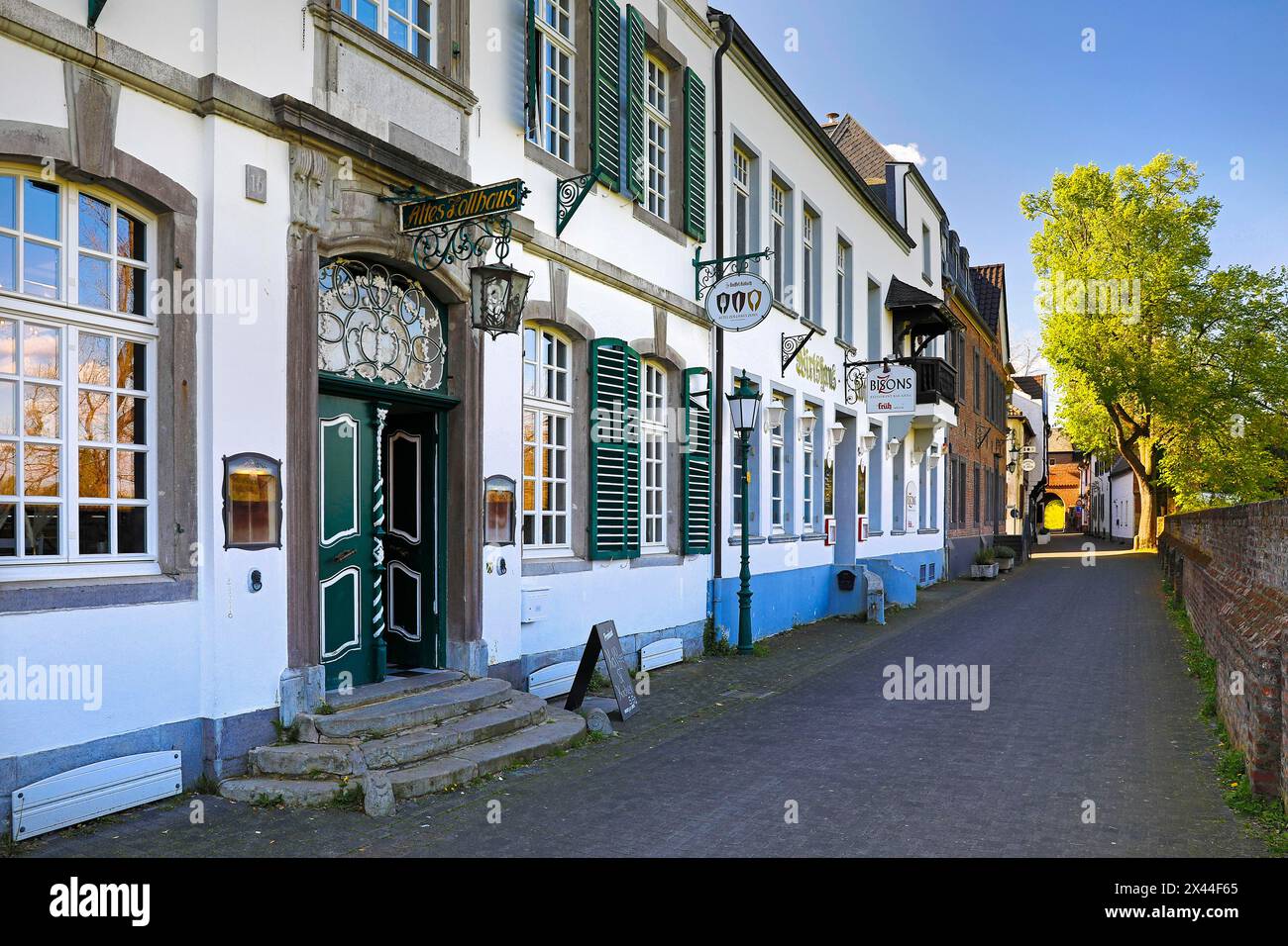 Old town of Zons with the row of houses on Rheinstrasse, Dormagen, Lower Rhine, North Rhine-Westphalia, Germany Stock Photo