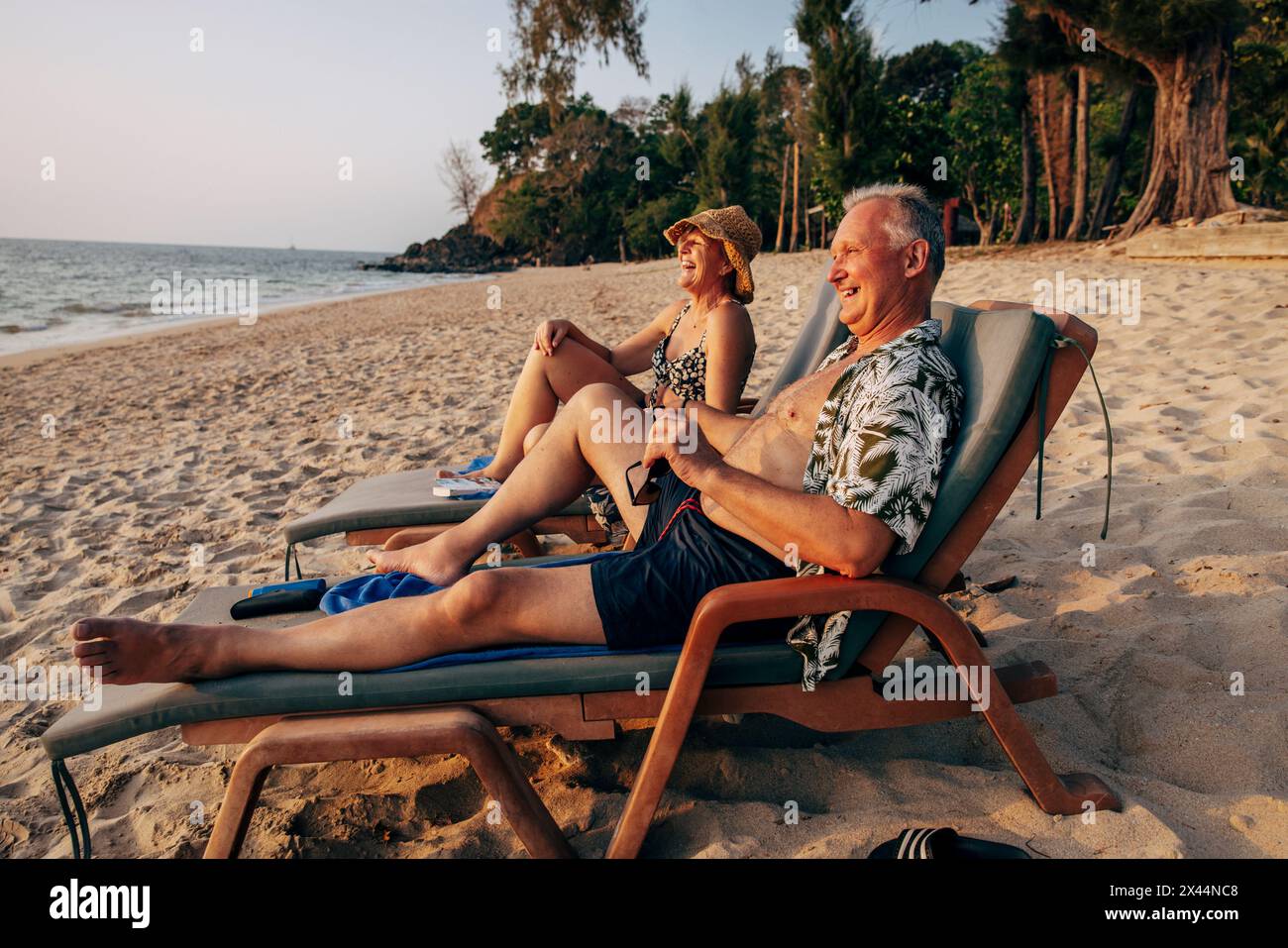 Elderly couple beach deck chair hi res stock photography and images Alamy