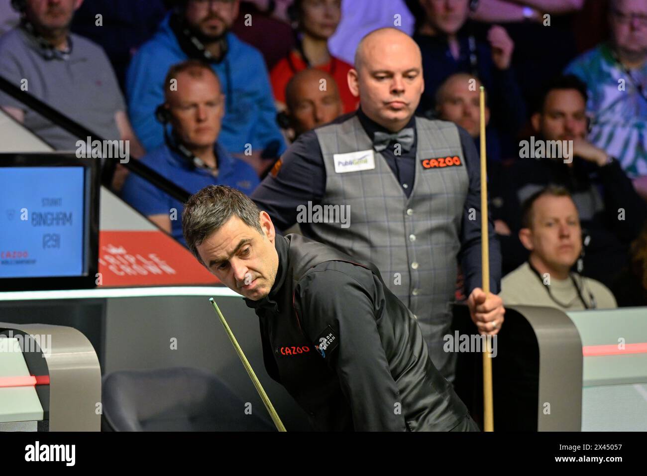 Ronnie O'Sullivan looks towards the table, during the Cazoo World Championships 2024 at Crucible Theatre, Sheffield, United Kingdom, 30th April 2024  (Photo by Cody Froggatt/News Images) Stock Photo