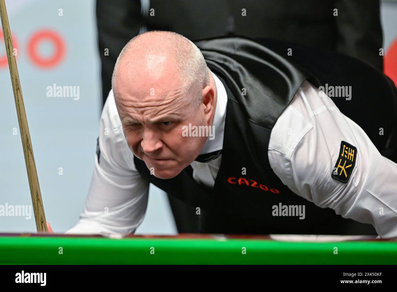 John Higgins looks over the table, during the Cazoo World Championships 2024 at Crucible Theatre, Sheffield, United Kingdom, 30th April 2024  (Photo by Cody Froggatt/News Images) Stock Photo