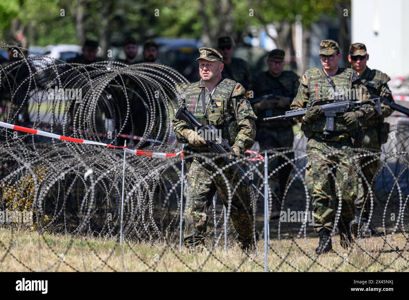 30 April 2024, Saxony, Weißkeißel: Bundeswehr soldiers with the G36 ...