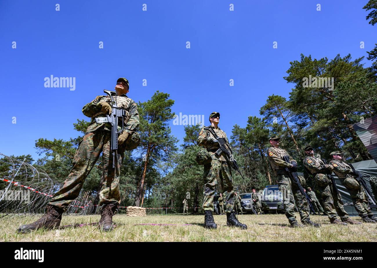 30 April 2024, Saxony, Weißkeißel: Bundeswehr soldiers with the G36 ...