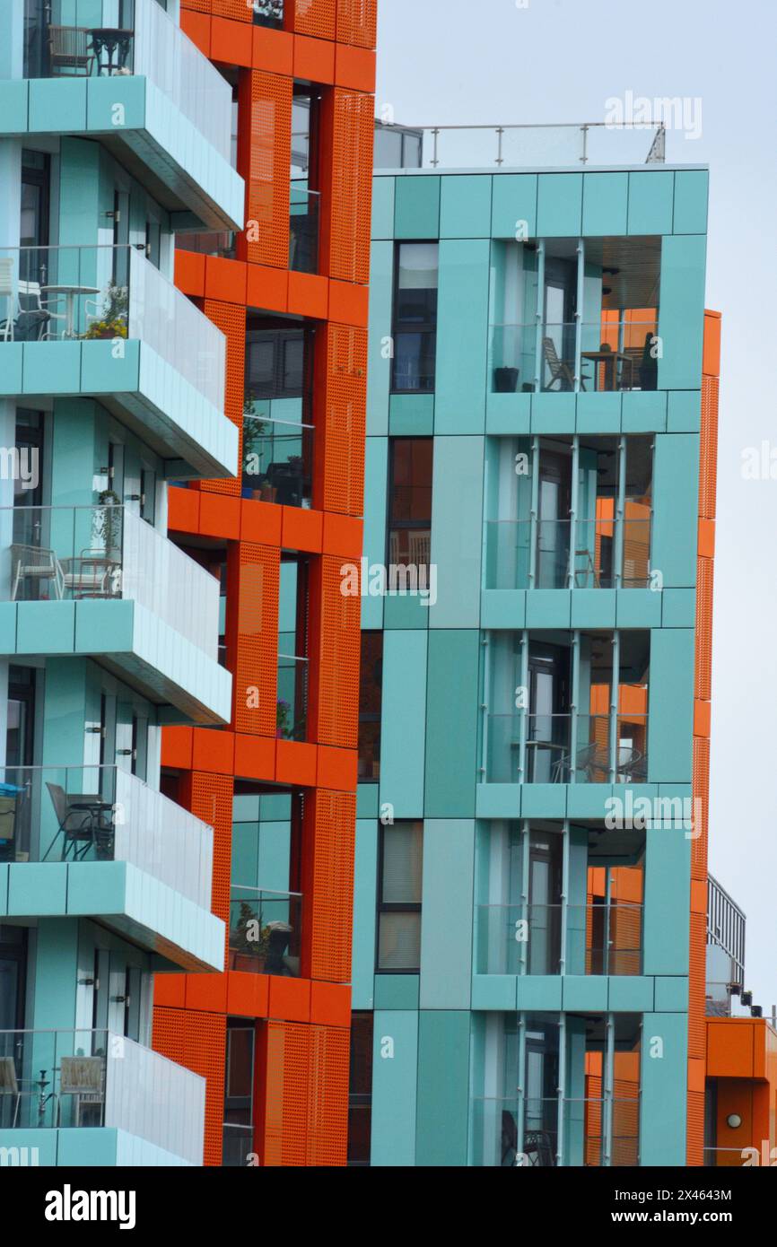 High rise skyline urban living hi-res stock photography and images - Alamy
