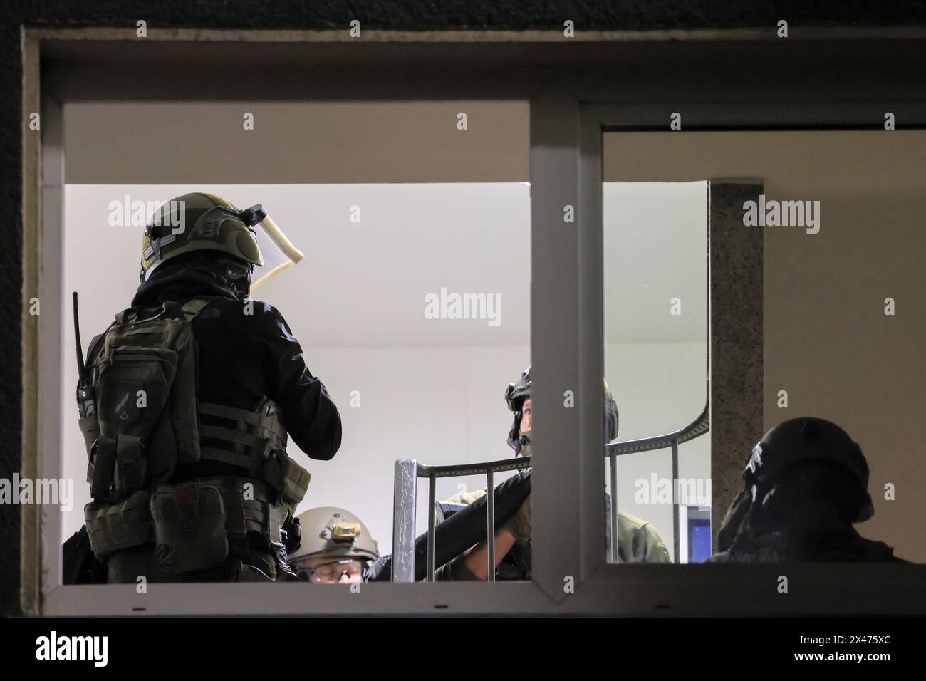 Swat operation hi-res stock photography and images - Alamy