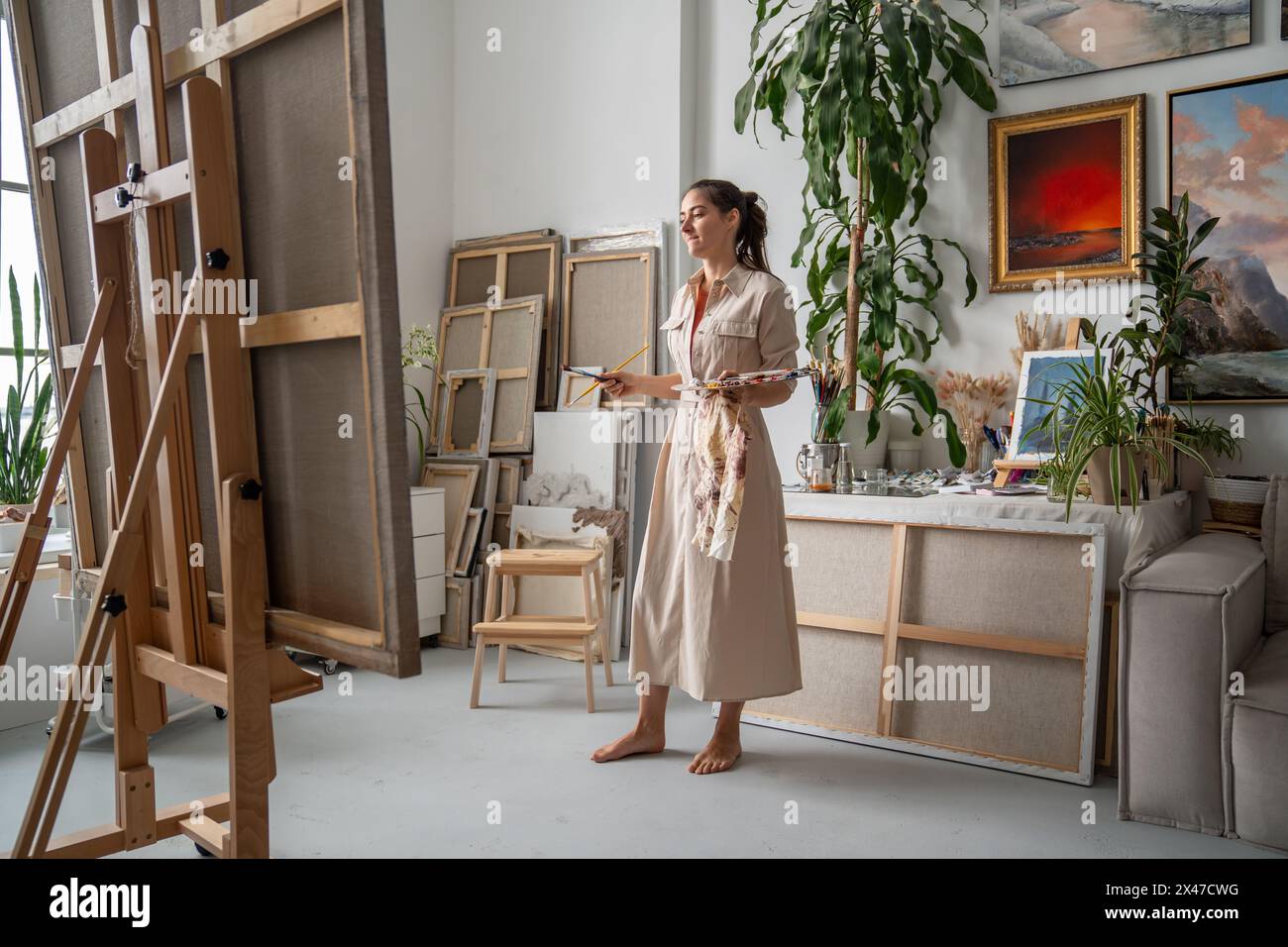 Easel paints hi-res stock photography and images - Alamy