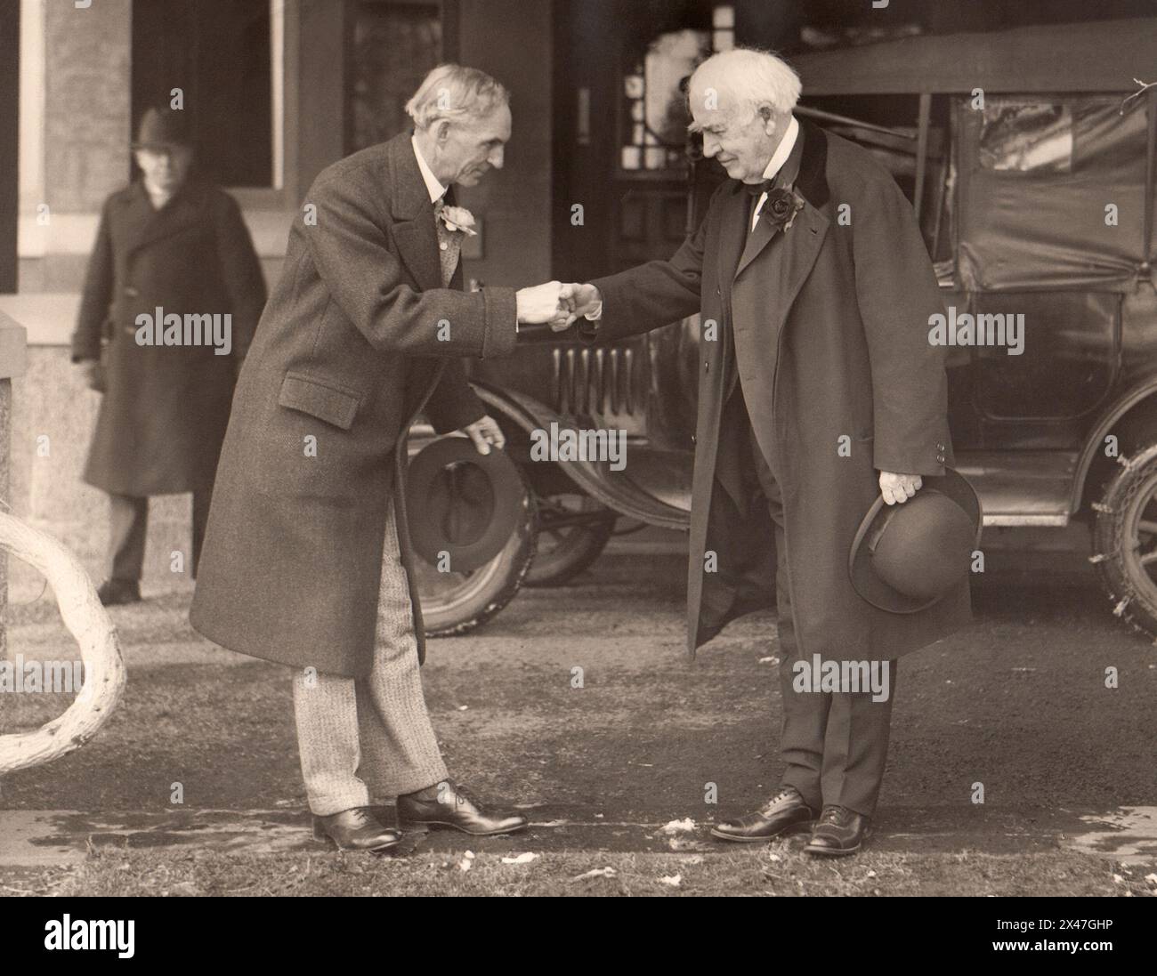 Henry Ford shaking hands with Thomas Edison in front of Edison's Glenmont Estate in West Orange, New Jersey, on the latter's 80th birthday, February 11, 1927. (USA) Stock Photo