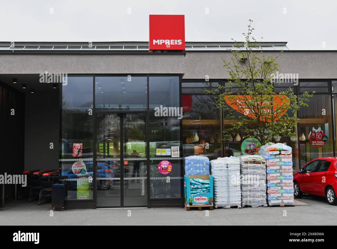 MPREIS Supermarkt - Discounter in Tirol, Austria. M PREIS ist eine österreichische Supermarktkette im Salzburger Land, Kärnten, Vorarlberg, Tirol und Südtirol. Das Unternehmen wurde im Jahr 1920 von Therese Moelk gegründet. Als GmbH wurde M PREIS 1974 gegründet und betreibt über 250 Märkte sowie rund 160 Baguette-Bistros bzw Cafe - Niederlassungen. Zum Unternehmen gehört auch ein Bäckerei-Produktionsbetrieb und eine Metzgerei mit Wursterzeugung. Firmensitz und Logistikzentrum mit Lager und eigenem Fuhrpark befinden sich in Völs, in der Nähe von Innsbruck *** MPREIS supermarket discounter in Ty Stock Photo