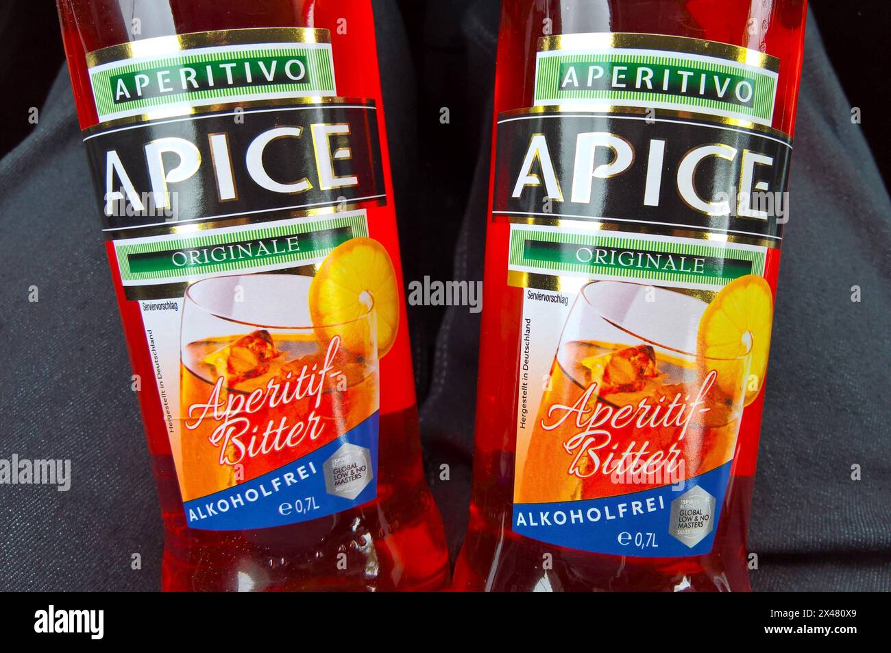 Apice Aperitivo alkoholfrei, Aperitif Bitter - geschmacklich dem Aperol Spritz nahe - zum günstigen Preis vom Discounter-Anbieter *** Apice Aperitivo non-alcoholic, bitter aperitif with a taste similar to Aperol Spritz at a low price from a discount supplier Stock Photo