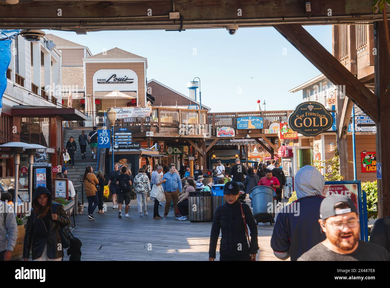 Bustling pier 39 scene hi-res stock photography and images - Alamy