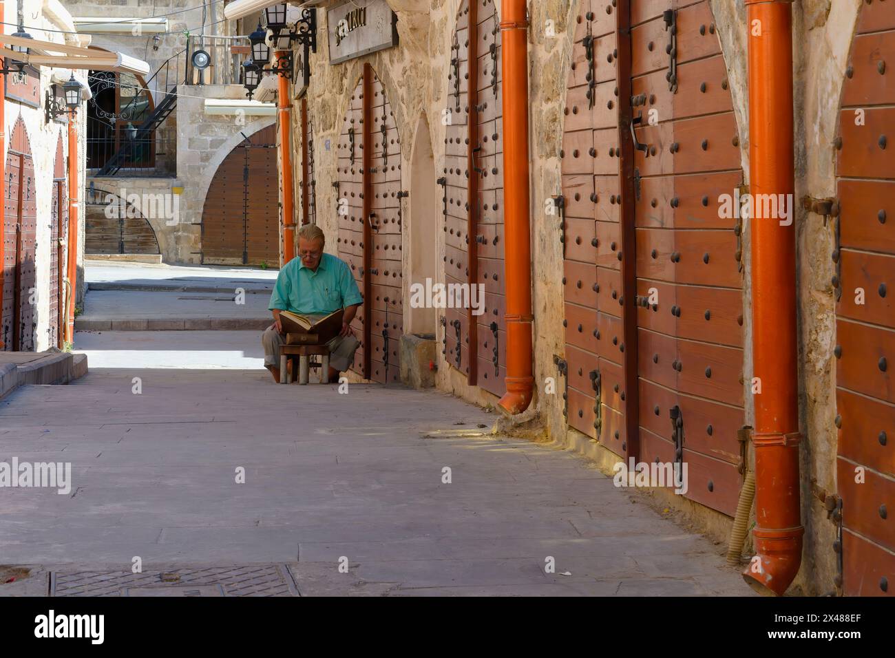 Man reading the Coran, Mardin bazaar, Turkey Stock Photo